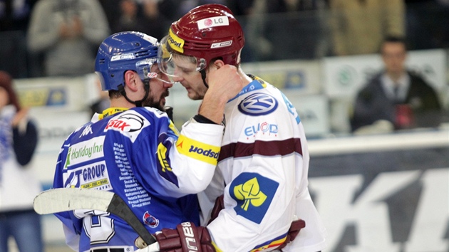 O BOL, PREBOL. Slovensk obrnce Komety Brno Jozef Kovik utuje svho krajana Michala Sersena ze Sparty. Brno pehrlo ve tvrtfinlov srii favorizovanou Spartu 4:2.