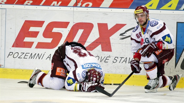 PD FAVORITA. Sparant hokejist prohrli s Kometou Brno v estm zpase a z play-off jsou vyazeni jako vtz zkladn sti neekan brzo. Vyazen bol Alexe Fostera i Dominika Pacovskho, kter neptomn hled do przdna.