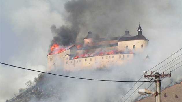 Rozsáhlý požár slovenského středověkého hradu Krásna Hôrka