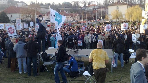 Na demonstraci proti vld se na praskm Klrov selo kolem t set lid.