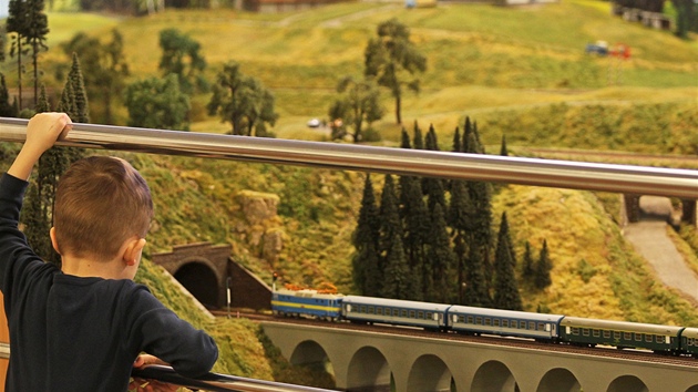 V kulturním domě ve Žďáře nad Sázavou obdivují děti i dospělí model železnice. 