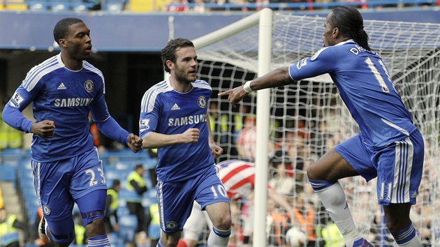 JE TAM. Fotbalisté Chelsea se radují z gólu, který vstelil Didier Drogba...