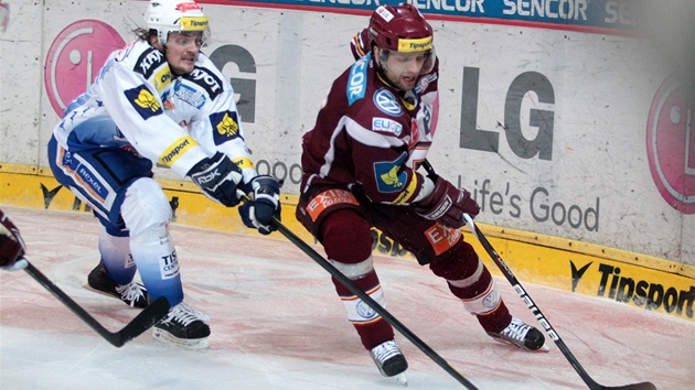 KRYT KOTOUE. Sparansk centr Michal Bro (vpravo) unik soupei z Komety v prvnm tvrtfinle play-off.