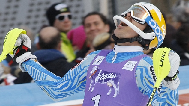 JE TO TAM! �védský ly�a� Andre Myhrer slaví triumf ve slalomu Sv�tového poháru.