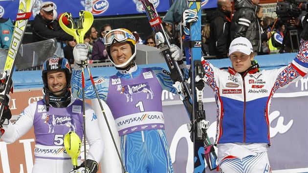TI NEJLEP. Po slalomu v Kranjsk Goe kynou divkm italsk lya Cristian Deville na druhm mst, vtz Andre Myhrer ze vdska a francouzsk zvodnk Alexis Pinturault (zleva).