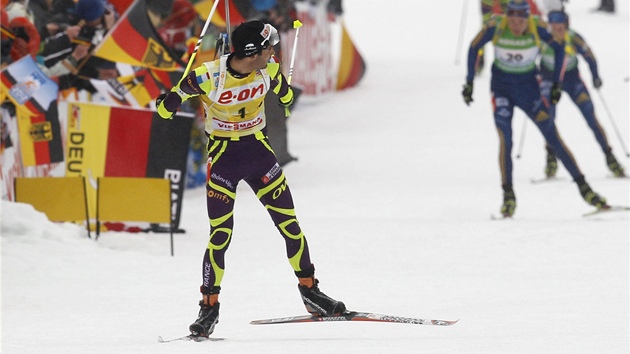 JAK JSOU DALEKO? Francouzský biatlonista Martin Fourcade se tsn ped cílem