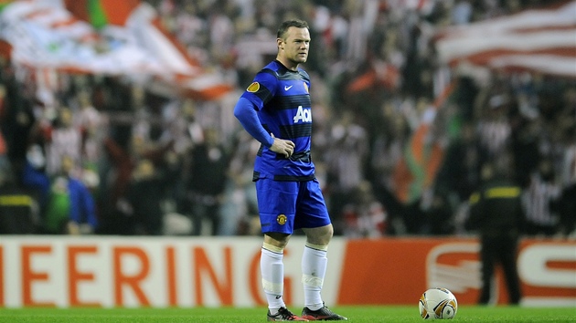 CO TE? Wayne Rooney se chystá k rozehrávce poté, co jeho Manchester poprvé...