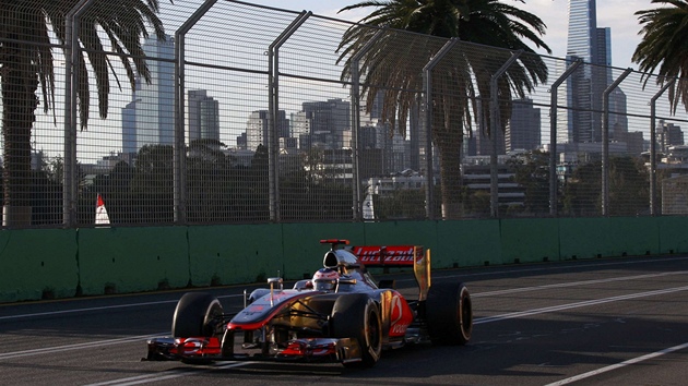 AUSTRALSKÁ POHODA. Brit Jenson Button brzy ujel soupem a pod australskými...