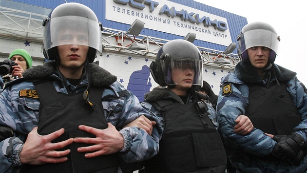 Policisté se pipravují na zásah pi protestech proti televizní stanici NTV v