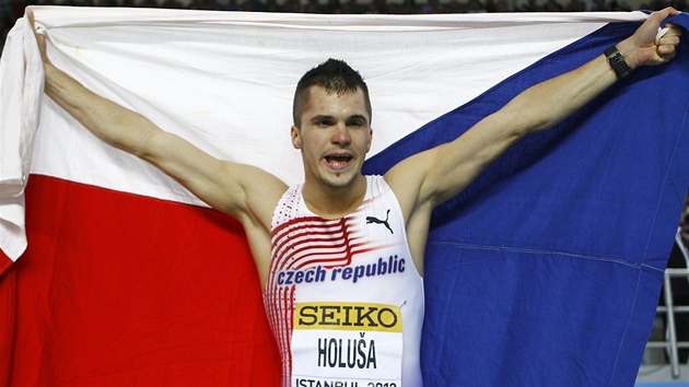 OSLAVA S VLAJKOU. Míla� Jakub Holu�a si z halového MS v Istanbulu odveze druhé...