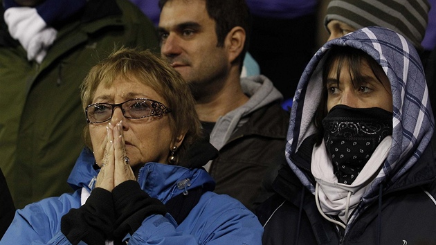 Za Fabriceho Muambu se v Anglii modlili fanouci na vech stadionech, modlitby byly vysleeny, záloník Boltonu po zástav srdce peil.