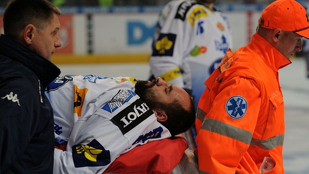 Milan Hruka z Komety Brno se v extraligovm zpase se Spartou zranil a byl odnesen na nostkch.