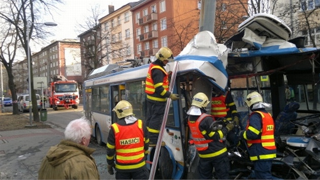 Odklízení havarovaného trolejbusu v Ostrav (11. bezna 2012)