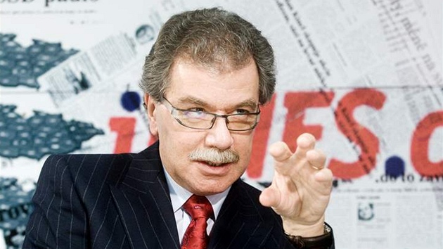 Hlavní hygienik Michael Vít pi rozhovoru s Barborou Tachecí.