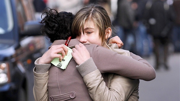 Spoluci tragicky zahynulch dt truchl ped budovou koly Sint Lambertus v belgickm Heverlee. (14. bezna 2012)