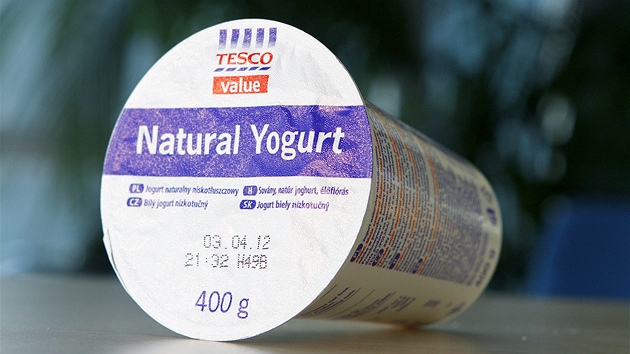 Tady je. Bílý jogurt Tesco - prodává se na českém trhu, ale přejmenovat ho z anglického "yogurt" na český "jogurt" by asi bylo příliš náročné.