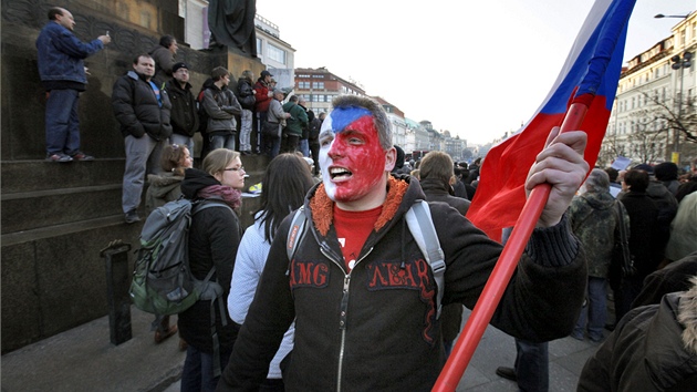 Protestn shromdn proti vld s poadavkem jej demise na Vclavskm nmst v Praze. (15. bezna 2012)