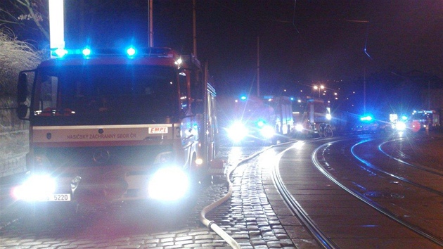 Hasiči v noci na středu likvidovali požár v Zenklově ulici v Praze (14. března 2012).