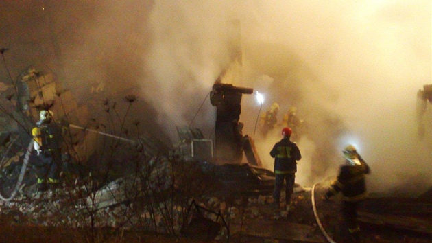 Hasiči v noci na středu likvidovali požár v Zenklově ulici v Praze (14. března 2012).