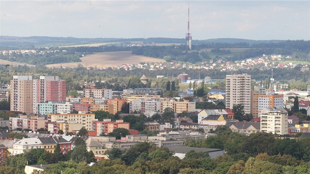 Také v Ostrav� z�stává bez nájemník� mnoho byt�. Na snímku pohled na m�sto