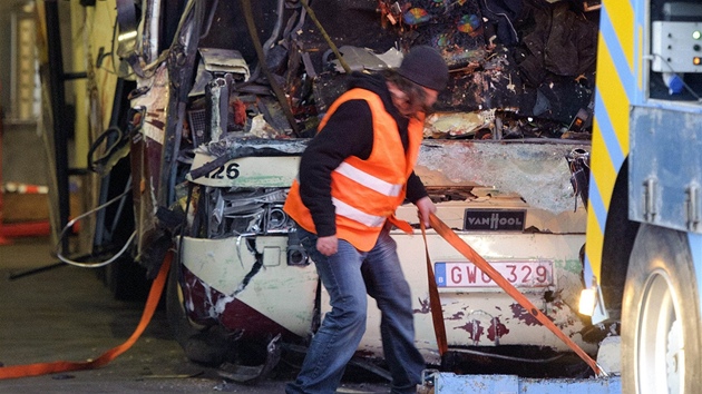 Autobus narazil eln do stny nouzového parkovit.