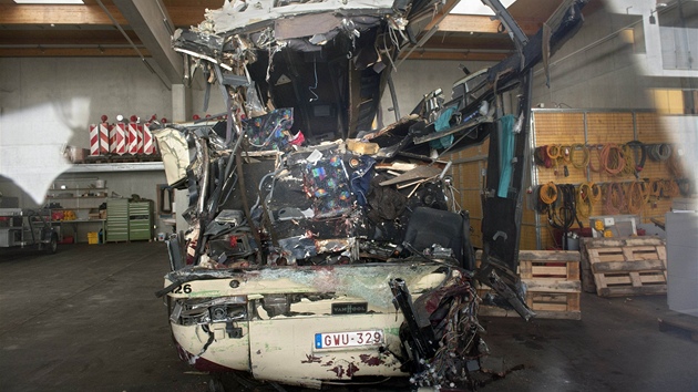 Trosky znienho belgickho autobusu. Pi nehod ve vcarsku zahynulo 22 dvanctiletch dt a est dosplch. (14. bezna 2012)