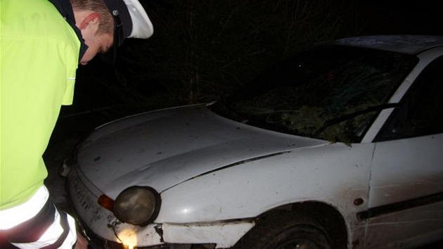 Policisté zkoumají Chrysler Neon po smrtelné srážce s chodcem ve Zdoňově na