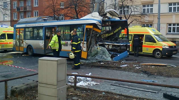 Trolejbus po nárazu do sloupu na Sokolské tíd v Ostrav (11. bezna 2012)