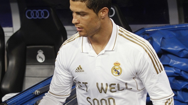 Cristiano Ronaldo vybíhá k zápasu panlské ligy proti Málaze v triku s nápisem