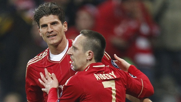 Hrdinovi mnichovského zápasu Gómezovi blahop�eje Ribéry, vytáhlý úto�ník