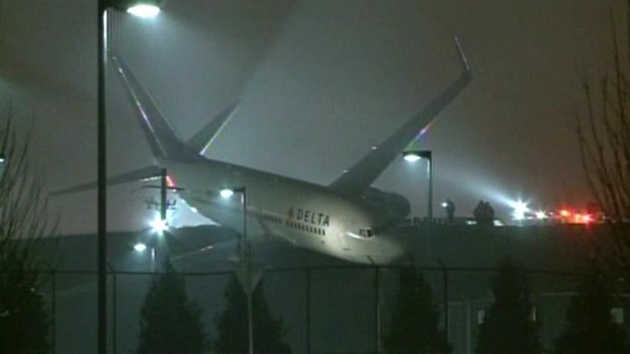Dopravní letadlo spolenosti Delta sjelo z dráhy do píkopu.