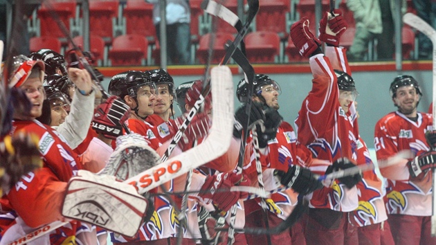 RUCE LET NAHORU. Hokejist prvoligov Olomouce naszeli Bentkm nad Jizerou pt gl, vyhrli 5:3 a postoupili do semifinle play-off prvn ligy.