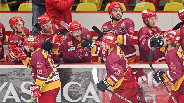 OSLAVA GÓLU. Jihlavtí hokejisté se radují po jedné z branek v rozhodujícím