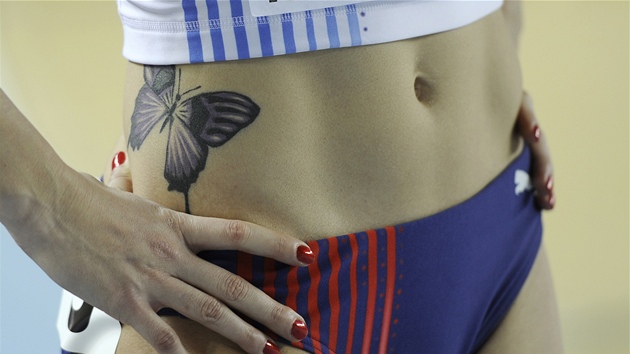 POZNÁVACÍ ZNAMENÍ. Nalakované nehty a především vytetovaný motýl na pravém boku. To je česká atletka Denisa Rosolová.