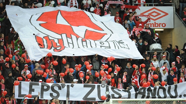 CHOREO. Takhle se pi domcm ligovm zpase s Jabloncem bavili fandov Slavie. Byl to prvn duel po odchodu koue Frantika Straky a jako by mu fandov vzkzali: "Lep zstanou..."