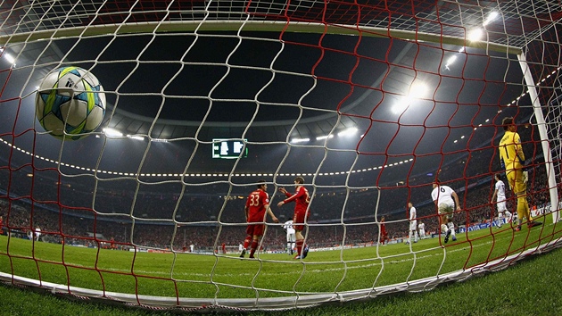 TVRTÁ TREFA. Mario Gomez (vlevo) a Thomas Müller se radují z dalího gólu. 