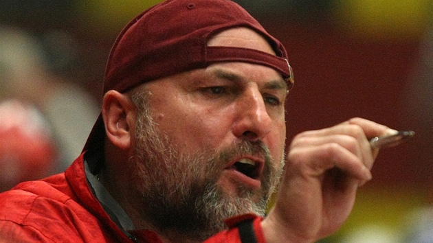 JAK NA N�? Kou� jihlavský hokejist� Petr Vlk ur�uje taktiku.