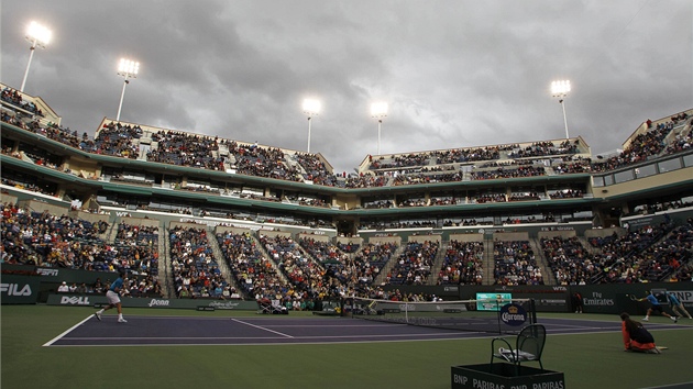 KULISA V INDIAN WELLS. Pod rozzáenými reflektory hrají Roger Federer a Rafael