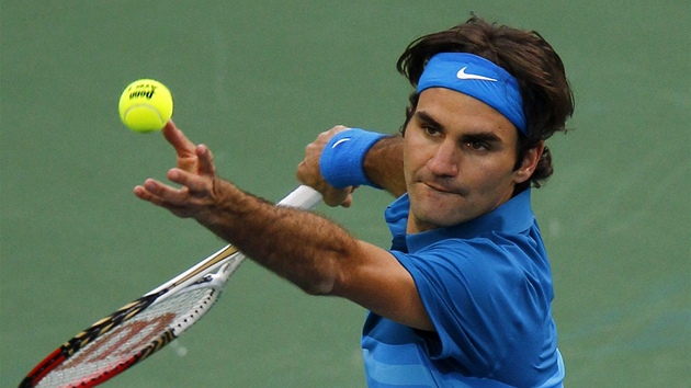 výcarský tenista Roger Federer podává v semifinále turnaje v Indian Wells.