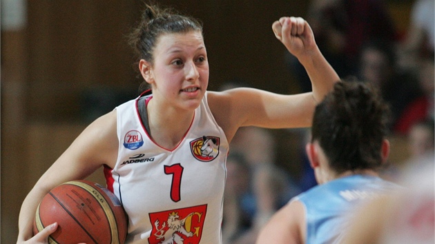 CO TE ZKUSÍME? Hradecká basketbalistka  Lenka Bartáková se poutí do akce.