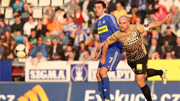 Olomoucký úto�ník Michal Ordo� (vlevo) v souboji s libereckým stoperem Janem