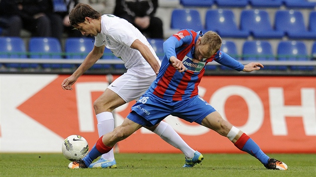 KLI�KA. Jakub Mare� (vlevo) z Mladé Boleslavi se obtá�í kolem Daniela Kolá�e z