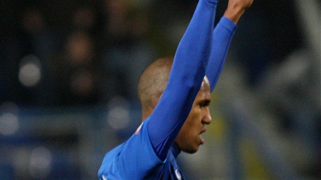Liberecký obránce Gebre Selassie se raduje z gólu, kterým v infarktovém závru