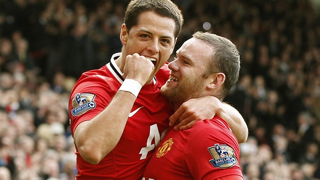 U JSOU PRVN. Fotbalist Manchesteru United se mou radovat. Poskoili na prvn msto tabulky. Na snmku Javier Hernndez (vlevo) a Wayne Rooney.