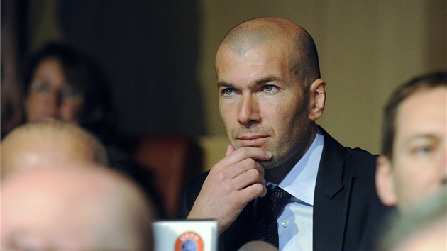 BVAL HVZDA. Bval zlonk Zinedine Zidane dorazil na losovn Ligy mistr jako zstupce Realu Madrid.