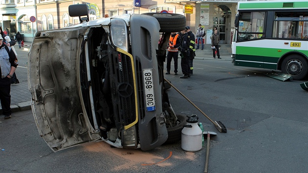 Sráka trolejbusu a dodávky v Tylov ulici v Plzni.