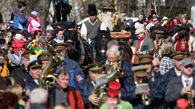 Pr�vod masek doprovázeli také muzikanti.