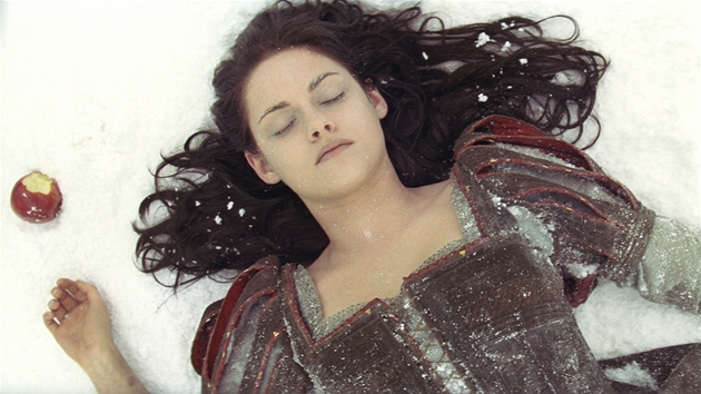 Kristen Stewartová ve filmu Sněhurka a lovec (2012)