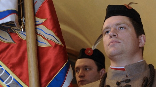 Vlajkono� nese historický prapor Sokola na dne�ním slavnostním ceremoniálu.