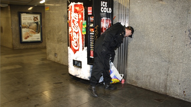 V metru se musí uklidit, hlavn nebezpené vci jako injekní stíkaky.